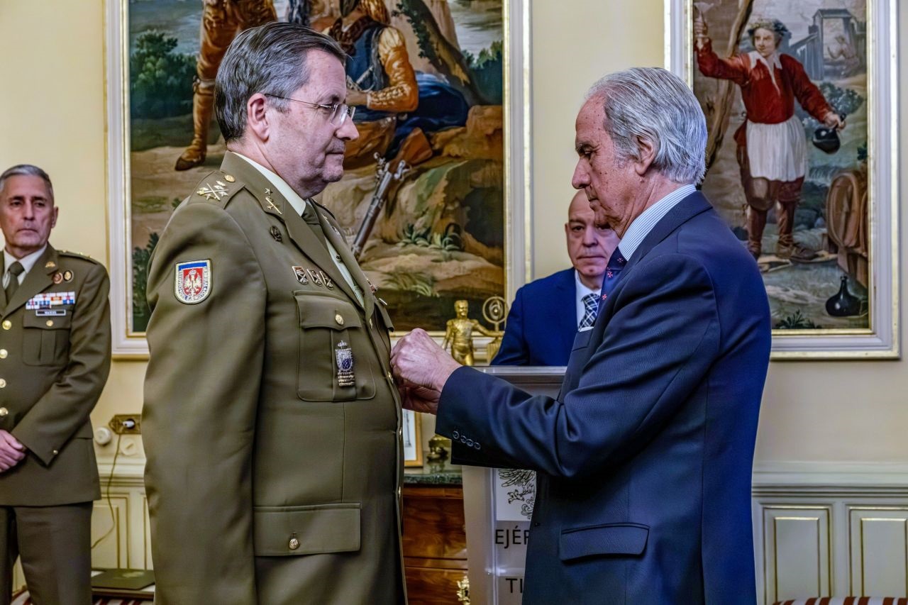 El general de ejército Amador Enseñat y Berea, Jefe de Estado Mayor del Ejército de Tierra, ha recibido la 'Gran Cruz de la Orden Iberoamericana General Infante Chaves'