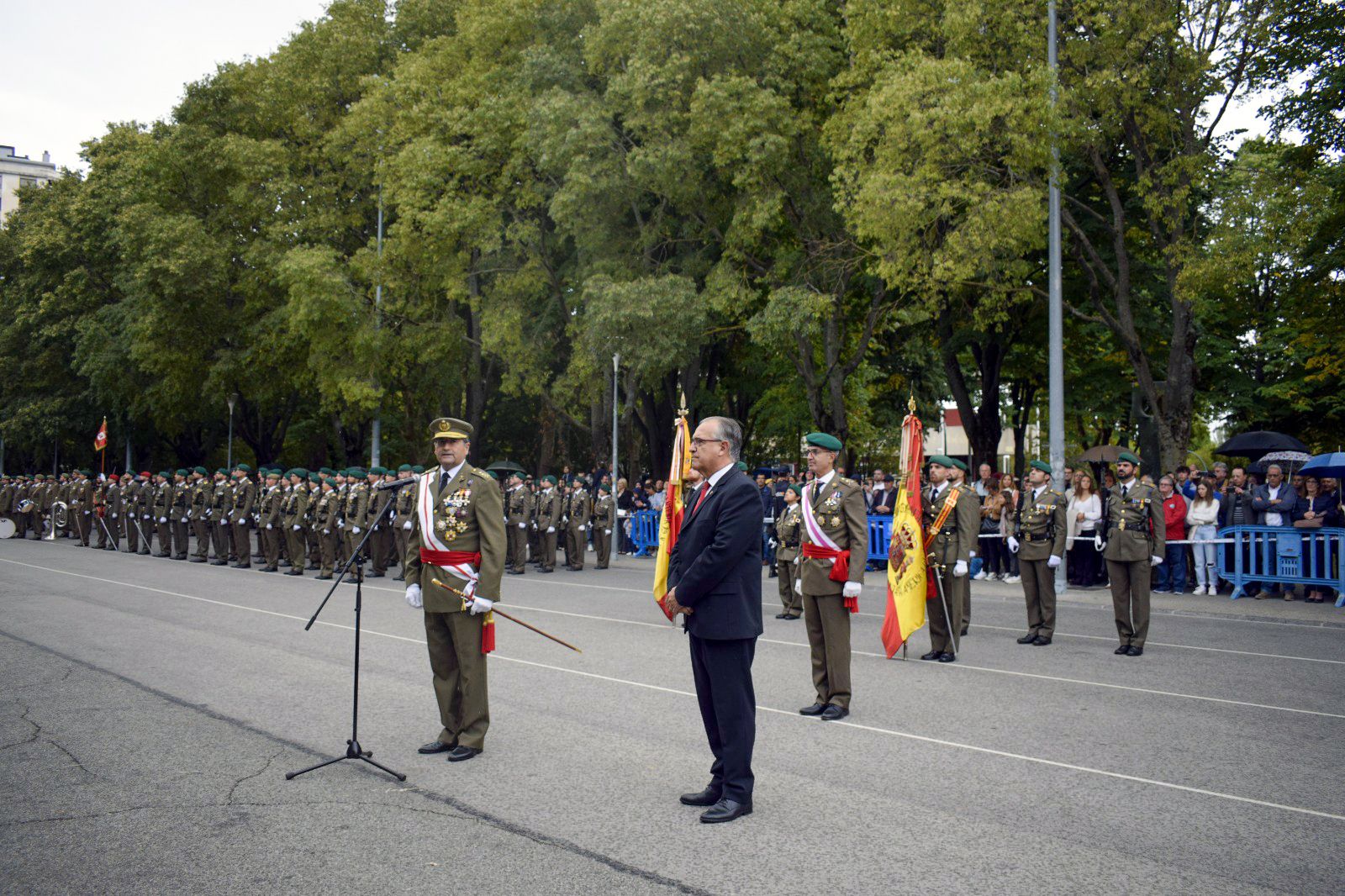 El JEME y el Alcalde de Pamplona presiden la Jura de Bandera para personal civil en el parque Antoniutti