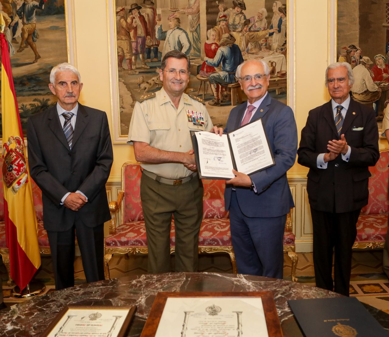 Entrega de diplomas que acreditan al Ejército de Tierra como 'Miembro de Honor' y al JEME como 'Miembro de Mérito' de dicha fundación