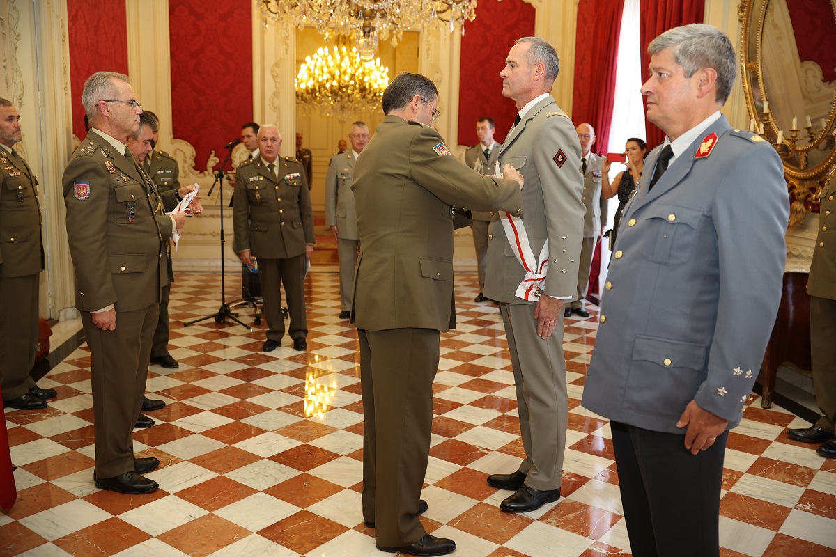 Imposición de medallas a los JEMEs francés Pierre Schill  y portugués Eduardo Manuel Braga da Cruz Mendes Ferrão