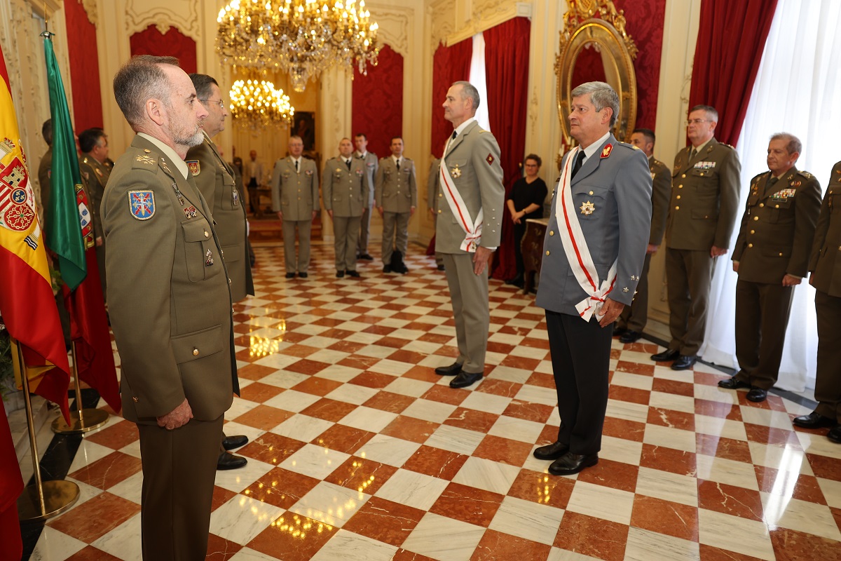 Imposición de medallas a los JEMEs francés Pierre Schill  y portugués Eduardo Manuel Braga da Cruz Mendes Ferrão