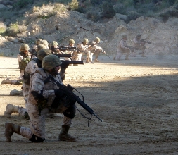 Instructores cualificados del GL. están a cargo de la instrucción de tiro.