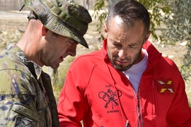 Monitor y alumno durante una de las sesiones. (BRILEG)