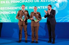 El coronel Jesús Manuel Martínez Victoria con el galardón recibido.