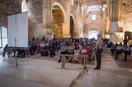 El suboficial mayor impartiendo la conferencia.