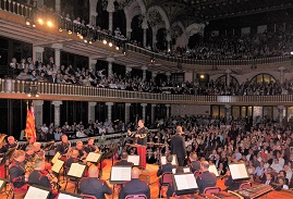 Música y voces emocionan a los 2000 asistentes al Concierto