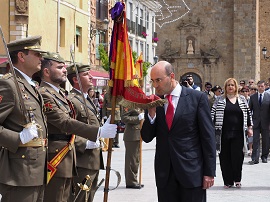 El alcalde de Ágreda, besando el Estandarte del RACA 11