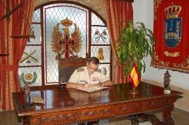 Firma en el libro de honor del Centro