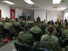 El Director del Centro arengado a los alumnos