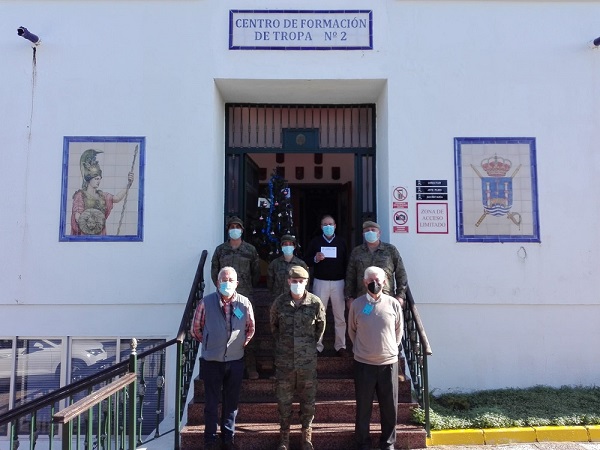 El Coronel Director junto a representantes AAVV Isla León