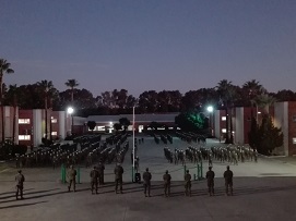 Personal asistente previo al izado de Bandera