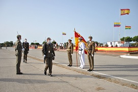 Pasando ante la Bandera