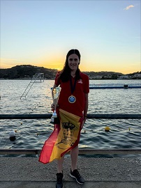 Alumna Nerea posado con copa