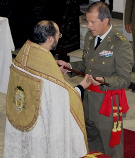 El Comge recibiendo el Aleo del Dean.