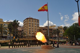 Cañonazo en la explanada de la marina.