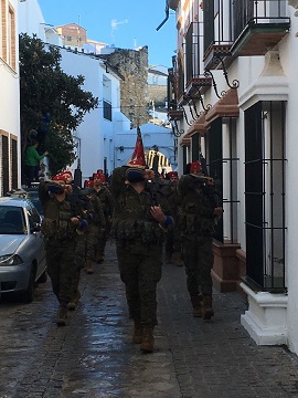 Gastadores del grupo de regulares desfilando.