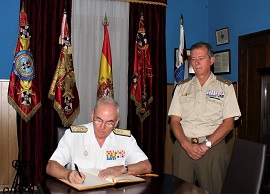 Firma en el libro Honor AJEMA.