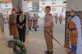 El coronel jefe del GREG 54 y la cantante Nazaret Compaz depositan la corona.