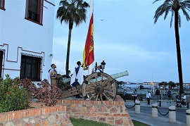 Regulares arriando la Bandera de la Comandancia
