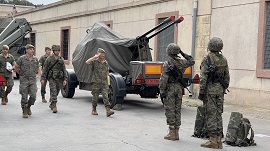 El 2º Jefe de la Comandancia General de Ceuta revistando al RAMIX 30.