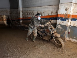Militares sacando vehículos de los garajes