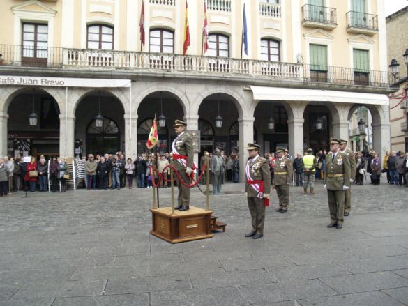 Honores de ordenanza a la Autoridad que preside el acto.