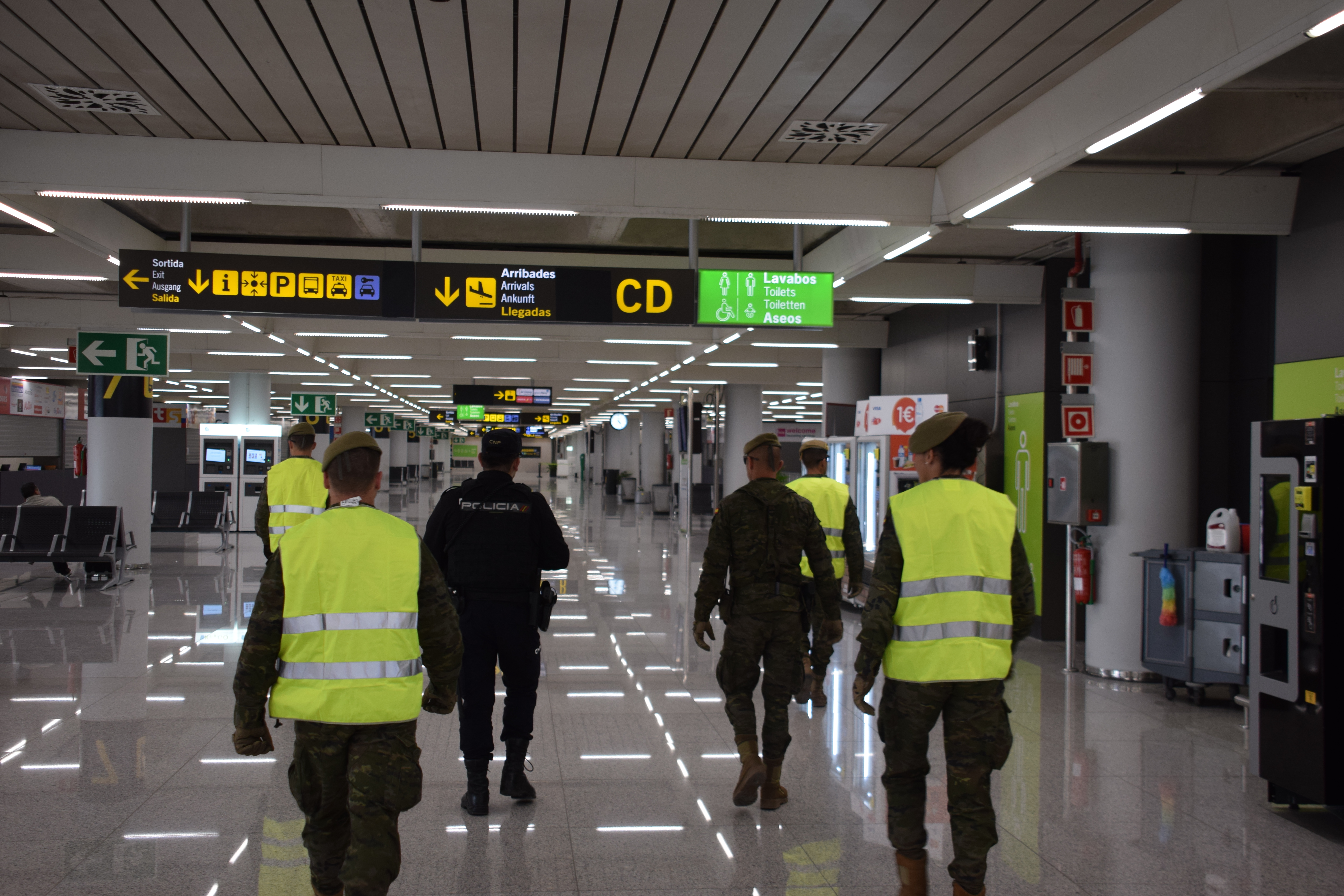 Unidades del Regimiento de infantería Palma 47 patrullan por el aeropuerto de Palma.