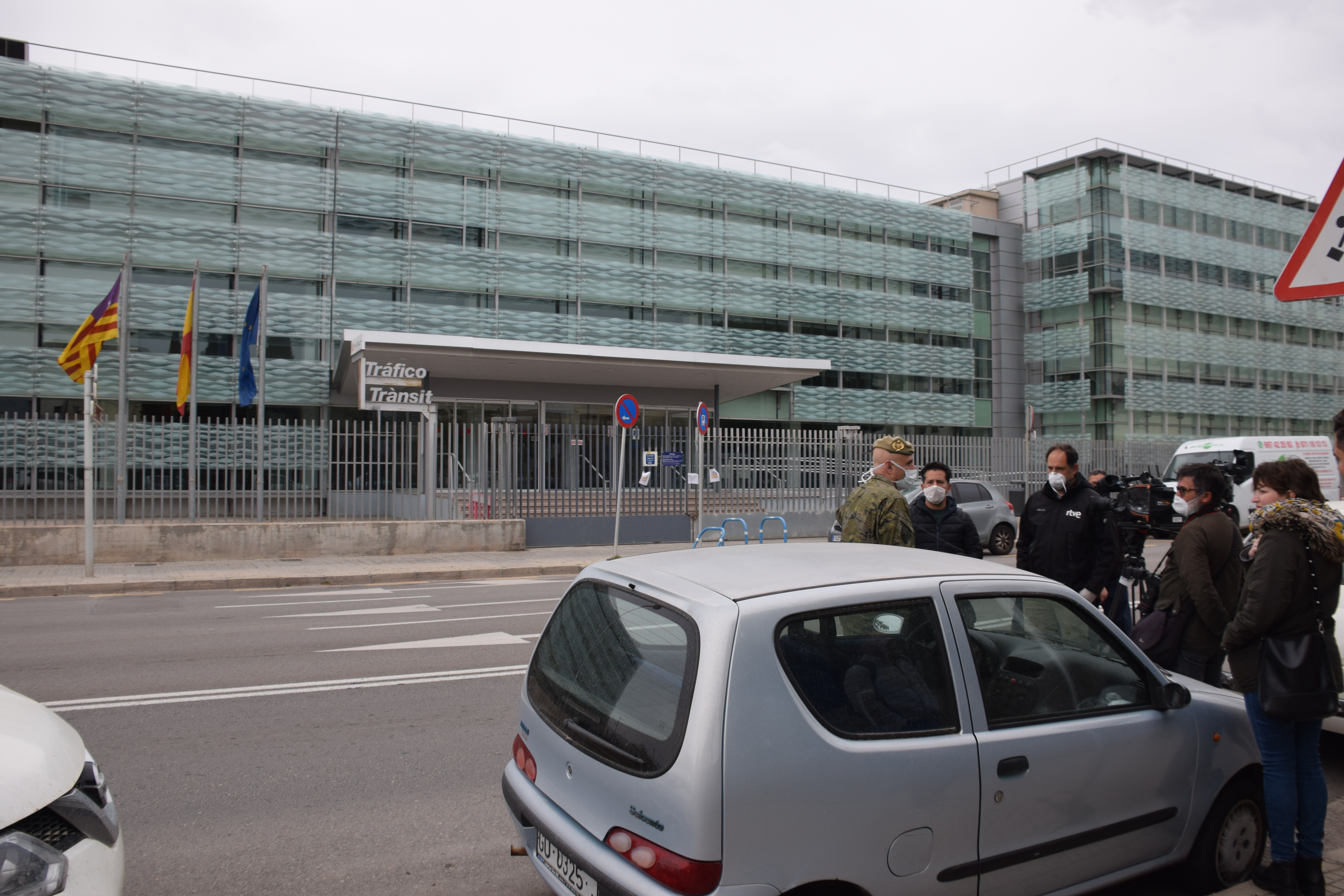 El Ejército de Tierra desinfecta la sede de la Dirección Provincial de Tráfico en Baleares.