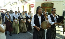 Dirigiendose a la Iglesia