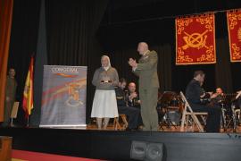 Entrega obsequio a la directora del centro