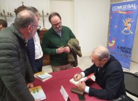 El general Blond firmando ejemplares.