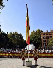 La Bandera izada en el Paseo del Borne
