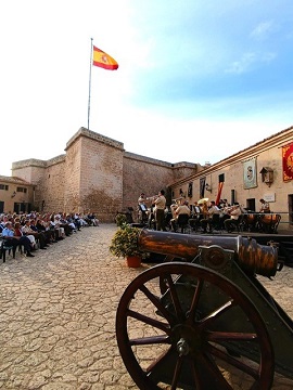 La Bandera nacional siempre presente.