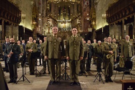 El Comandante General junto a la Unidad de Música