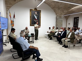 El Comandante General presentando la mesa redonda