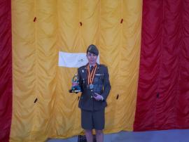 Posando con los trofeos