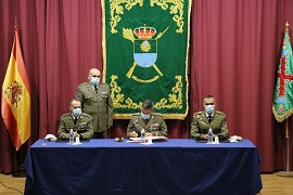 Momento de la firma de la cédula de toma de posesión de mando.