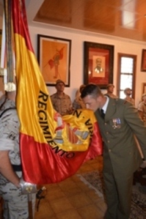 01. El Sdo. Quevedo besando la Bandera del Soria