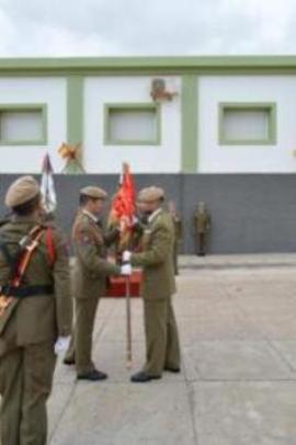 El Tcol. S.-Tembleque entrega el Guión del Batallón al Tcol. Bote