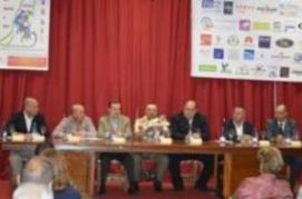 El Coronel jefe del Regimiento flanqueado por las autoridades invitadas