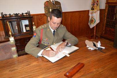 Firmando el Libro de Despedidas del Regimiento