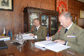 Firmas del Relevo del Mando por El Coronel Leiva y Tcol. Royo