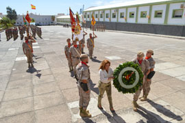 El Coronel Royo y Conchi, madre del Cabo Cabello poniendo la corona
