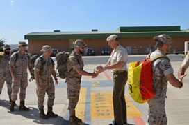 El Coronel despidiéndose del personal del contingente