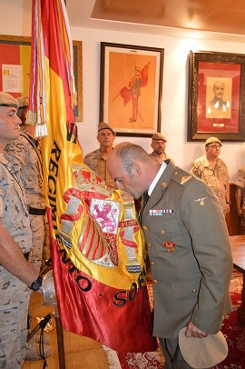 El Cabo Mayor besando la bandera.