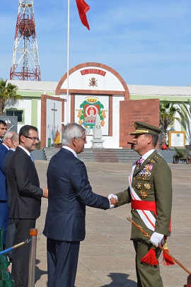 El General Cipres Saludando a las autoridades civiles