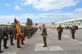 El Sr. Coronel saluda a la bandera