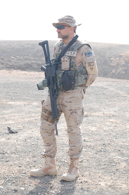 El Jefe del Batallón, observando el despliegue de su unidad