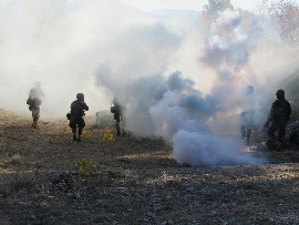 Paso de pista de combate por escuadras.
