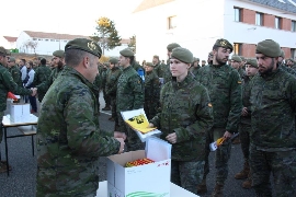 Jefe de sección entregando las banderas de mochila.